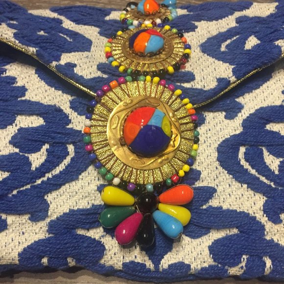 ⭐Host Pick⭐ Beautiful embroidered convertible clutch w gold chain and beadwork - Picture 3 of 5